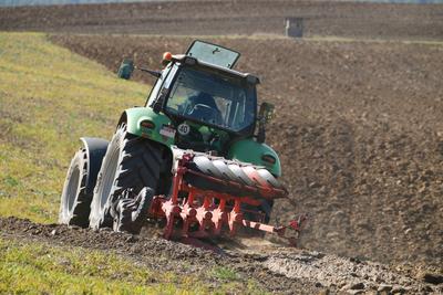 Uckermark GER, Deutschland, 20240921,Uckermark, Traktor auf einem Feld *** Uckermark GER, Germany, 20240921,Uckermark, T-stock-foto