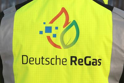 Blick am Freitag (16.12.2022) im Industriehafen von Lubmin (Vorpommern Greifswald) auf das Logo der Firma Deutsche ReGas-stock-foto