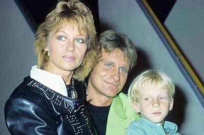 Rainhard Fendrich mit Ehefrau Andrea und Sohn Lukas 07/93 k?ck Mann Fernsehen Musik Pop Show blond leger quer halb l?ch-stock-photo
