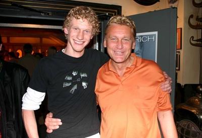 Wien 03 05 2004 - CD Pr?sentation aufLeben - Rainhard FENDRICH mit Sohn Lukas FENDRICH-stock-foto