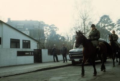 Bildnummer: 54871244  Datum: 27.02.1975  Copyright: imago/Sven SimonPolizisten vor dem Haus des entf?hrten CDU-Landesvorsitzender Peter Lorenz (BRD) in Berlin, Personen , Geb?ude, au?en, Au?enansicht; 1975, Berlin, BR Deutschland, Politik, Entf?hrung; , quer, Kbdia, Einzelbild, Privatbild, People; Aufnahmedatum gesch?tztBildnummer 54871244 Date 27 02 1975 Copyright Imago Sven Simon Policemen before the House the abducted CDU Land chairman Peter Lorenz GERMANY in Berlin People Building exterior exterior view 1975 Berlin BR Germany politics Abduction horizontal Kbdia Single Private Celebrities date estimated-stock-photo