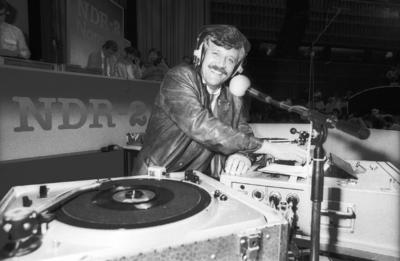 Bildnummer: 58140881  Datum: 29.04.1985  Copyright: imago/teutopressCarlo von Tiedemann (Moderator) 04/85 stroe Carlo von Tiedemann am 29. April 1985 bei NDR2 Nonstop Deutschland deutsch Deutscher Mann Moderation TV Fernsehen Radio Radiomoderator Radiomoderation Fernsehmoderator Germany german presenter host quer halb l?chelnd sitzend Plattenspieler Kopfh?rer Mikrofon Auftritt live B?hne sw People xmk x0x 1985 quer  58140881 Date 29 04 1985 Copyright Imago  Carlo from Tiedemann presenter 04 85 Stroe Carlo from Tiedemann at 29 April 1985 at NDR2 non-stop Germany German German Man Moderation TV Television Radio Radio host Radio moderation TV presenter Germany German Presenter Host horizontal half smiling seated Record player Headphones Microphone Appearance Live Stage black and white Celebrities xmk x0x 1985 horizontal-stock-foto