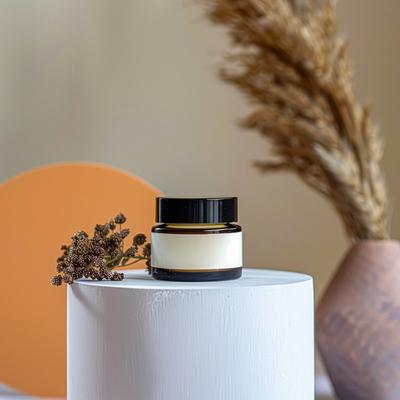 Kosmetische Creme in einem Glastiegel. Hautpflege-Konzept. Kosmetische Produkte Hintergrund-stock-photo