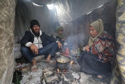 Displaced Palestinian families take shelter in tents set up near their damaged homes in the al-Bureij refugee camp in the central Gaza Strip-stock-foto