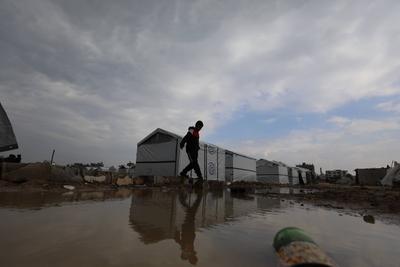 Displaced Palestinian families take shelter in tents set up near their damaged homes in the al-Bureij refugee camp in the central Gaza Strip-stock-foto