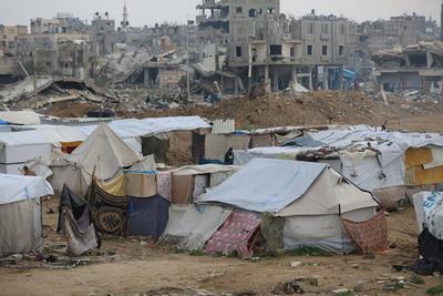 Displaced Palestinian families take shelter in tents set up near their damaged homes in the al-Bureij refugee camp in the central Gaza Strip-stock-foto