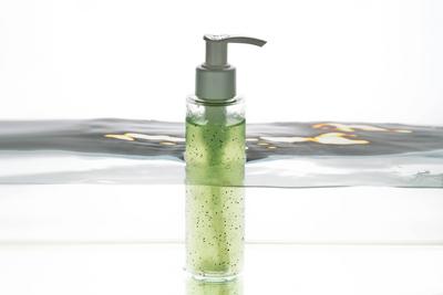 Eine Flasche mit einem kosmetischen Produkt in Wasser.-stock-photo