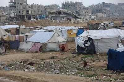 Displaced Palestinian families take shelter in tents set up near their damaged homes in the al-Bureij refugee camp in the central Gaza Strip-stock-foto
