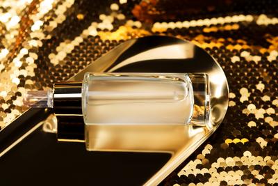 Eine Flasche Kosmetikserum mit einer Pipette auf einem festlichen goldenen Hintergrund.-stock-photo