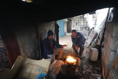 Displaced Palestinian families take shelter in tents set up near their damaged homes in the al-Bureij refugee camp in the central Gaza Strip-stock-foto