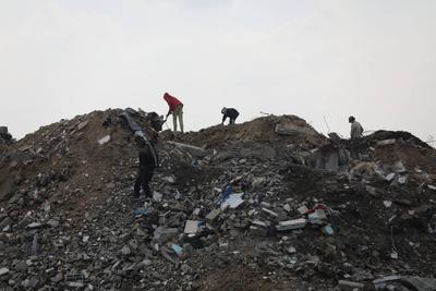 Displaced Palestinian families take shelter in tents set up near their damaged homes in the al-Bureij refugee camp in the central Gaza Strip-stock-foto