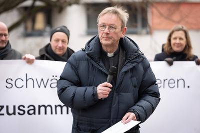 Banneraktion des Buendnisses "Zusammen fuer Demokratie"-stock-foto