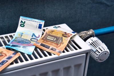 Bavaria, Germany - February 1, 2025: Euro banknotes lying on a radiator. Symbolic image for rising heating costs, high e-stock-foto
