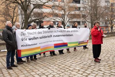 Banneraktion des Buendnisses "Zusammen fuer Demokratie"-stock-foto