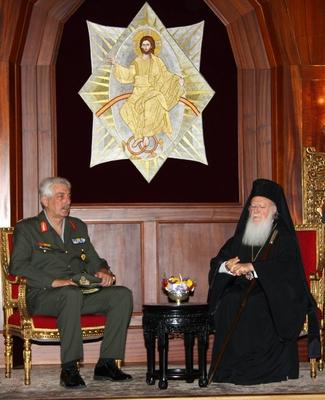 Bildnummer: 52556743  Datum: 28.05.2008  Copyright: imago/ABC MedyaGeneral Dimitrios Graspsas (li., Griechenland) w?hrend eines Treffens mit Patriarch Bartholomew I. in Istanbul PUBLICATIONxNOTxINxTUR, Personen; 2008, Istanbul, premiumd, orthodoxe Kirche, griechisch-orthodox, Pressetermin , Politik; , hoch, Kbdig, Gruppenbild, Randbild, Militaer, Staat, People o0 BartholomaiosBildnummer 52556743 Date 28 05 2008 Copyright Imago ABC Medya General Dimitrios Graspsas left Greece during a Meeting with Patriarch Bartholomew I in Istanbul PUBLICATIONxNOTxINxTUR People 2008 Istanbul premiumd Orthodox Church Greek Orthodox Press call politics vertical Kbdig Group photo Edge image Military State Celebrities o0 Bartholomew-stock-foto
