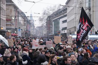 10.02.2025 - Deutschland, Freiburg im Breisgau, Baden-W?rttemberg, Europa: Demonstration gegen AfD-Veranstaltung, B?ndni-stock-foto