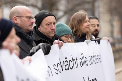 Banneraktion des Buendnisses "Zusammen fuer Demokratie"-stock-foto