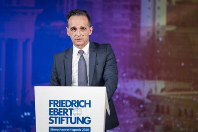 Heiko Maas, Bundesaussenminister, haelt die Laudation fuer Zoran Zaev (nicht im Bild), Ministerpraesident von Nordmazed-stock-foto
