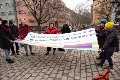 Banneraktion des Buendnisses "Zusammen fuer Demokratie"-stock-foto