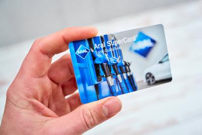 Augsburg, Bavaria, Germany - April 17, 2024: A hand holds a voucher card from the ARAL gas station, the Aral SuperCard *-stock-foto