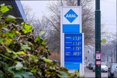D?sseldorf 08.12.2023 Aral Tankstelle Benzinpreis Benzin Treibstoff Preiserh?hung Roh?l-Knappheit Diesel Zapfs?ule Zapfh-stock-foto
