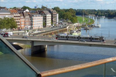 Die sanierungsbed?rftige Wilhelm-Kaisen-Br?cke in Bremen, aufgenommen vom sogenannten Beluga-Geb?ude bei einer Stadtf?hr-stock-foto