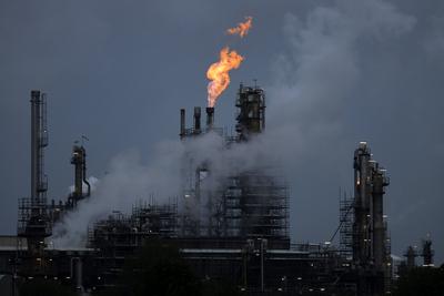 IMAGO Nature: Unsere Erde, Energiequellen, Erdgas Hochfackel an der Shell Rheinland Raffinerie bei der Inbetriebnahme de-stock-foto