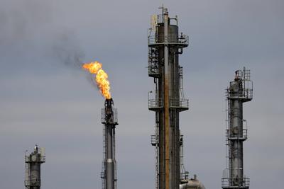IMAGO Nature: Unsere Erde, Ressourcen, Erd?l Hochfackel an der Rheinland Raffinerie des ?l- und Gas-Konzern Shell am Sta-stock-foto