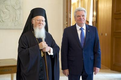 Bundespr?sident Joachim Gauck hat am Mittwoch (14.05.) im Schloss Bellevue in Berlin den ?kumenischen Patriarchen von K-stock-photo