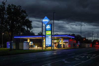 Gewitterfront ?ber D?sseldorf, Aral Tankstelle *** Thunderstorm front over D?sseldorf, Aral gas station-stock-foto