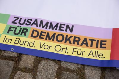 Banneraktion des Buendnisses "Zusammen fuer Demokratie"-stock-foto