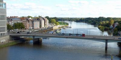 Die sanierungsbed?rftige Wilhelm-Kaisen-Br?cke in Bremen, aufgenommen vom sogenannten Beluga-Geb?ude bei einer Stadtf?hr-stock-foto