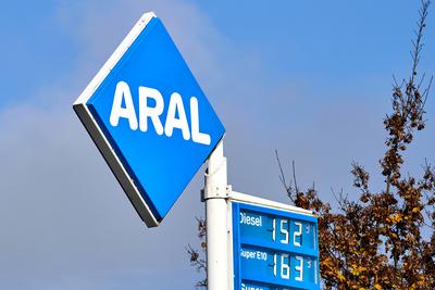 Augsburg, Bavaria, Germany - October 29, 2024: Aral filling station with current diesel and super price display *** Aral-stock-foto