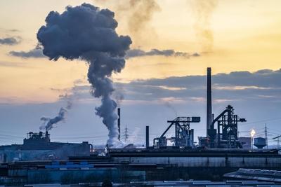 H?ttenwerke Krupp-Mannesmann, HKM in Duisburg-H?ttenheim, Kokerei und 2 Hoch?fen, NRW, Deutschland, H?ttenwerke Krupp-Ma-stock-foto