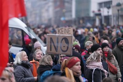 10.02.2025 - Deutschland, Freiburg im Breisgau, Baden-W?rttemberg, Europa: Demonstration gegen AfD-Veranstaltung, B?ndni-stock-foto
