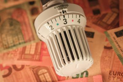 Heizungsventil mit Geldscheinen *** Heating valve with banknotes Nordrhein-Westfalen Deutschland, Germany GMS17826-stock-foto