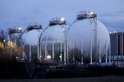 Gasspeicher mit ihrer typischen runden Form stehen in Industrieanlagen in K?ln Godorf. Die Umgebung ist gepr?gt von Stro-stock-foto