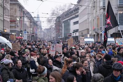 10.02.2025 - Deutschland, Freiburg im Breisgau, Baden-W?rttemberg, Europa: Demonstration gegen AfD-Veranstaltung, B?ndni-stock-foto