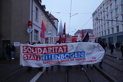 10.02.2025 - Deutschland, Freiburg im Breisgau, Baden-W?rttemberg, Europa: Demonstration gegen AfD-Veranstaltung, B?ndni-stock-foto