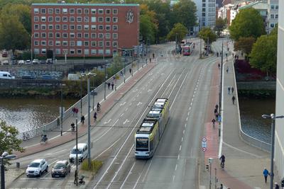 Die sanierungsbed?rftige Wilhelm-Kaisen-Br?cke in Bremen, aufgenommen vom Parkhaus Balgebr?ckstra?e bei einer Stadtf?hru-stock-foto