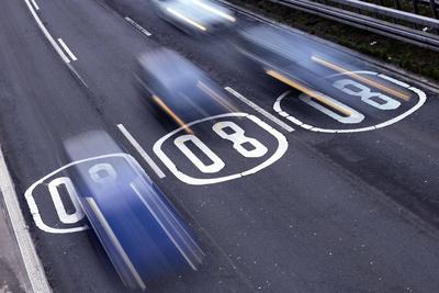 IMAGO Nature: Unsere Erde, Umweltvertr?gliche Herausforderungen, Kohlendioxid Piktogramme auf der Fahrbahn weisen Autofa-stock-foto