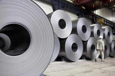 07.06.2011, Duisburg, Nordrhein-Westfalen, Deutschland - ThyssenKrupp Huettenwerk. Stahlcoils stehen im Lager fertig zu-stock-foto