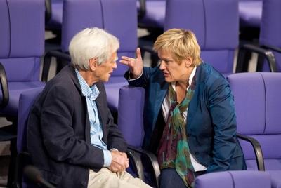 vl: Hans-Christian STR?BELE im Gespr?ch mit Fraktionsvorsitzende Renate K?NAST (beide B?ndnis90/Die Gr?nen) 252. Plenar-stock-photo