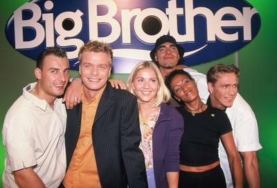 1. Staffel Big Brother endet, 20. Jahrestag am 9. Juni Gruppenbild vor Big Brother Logo mit den Kandidaten und Moderator-stock-photo