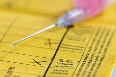 DEU, Deutschland, Baden-W?rttemberg, 14.11.2019: Imfpass mit Spritze, Masernimpfung. *** DEU, Germany, Baden W?rttember-stock-foto