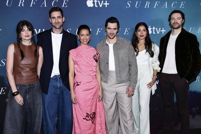 Millie Brady, Oliver Jackson-Cohen, Gugu Mbatha-Raw, Phil Dunster, Freida Pinto, Gavin Drea-stock-foto