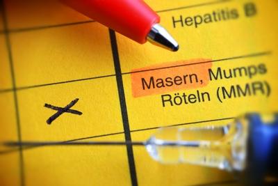 Impfausweis mit angekreuzter Masern-Impfung, Masern-Impfung *** Vaccination card with crossed measles Vaccination Measl-stock-foto