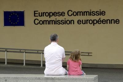 Bildnummer: 53266957  Datum: 02.07.2009  Copyright: imago/Rainer UnkelVater wartet mit seiner Tochter vor dem Sitz der Europ?ischen Kommission im Berlaymont-Geb?ude in Br?ssel, Personen , Symbolfoto; 2009, Belgien, Br?ssel, Regierungsgeb?ude, Politik, EU, Europ?ische, Union, Familie, Mann, Kind, Recht, alleinerziehend, Sorgerecht, Schriftzug; , quer, Kbdig, Gruppenbild, R?ckansicht, Perspektive,  ,  , EuropaBildnummer 53266957 Date 02 07 2009 Copyright Imago Rainer Unkel Father waiting with his Daughter before the Seat the European Commission in Berlaymont Building in Brussels People Symbolic image 2009 Belgium Brussels Government buildings politics EU European Union Family Man Child Law alleinerziehend Custody emblem horizontal Kbdig Group photo Back View Perspective Europe-stock-foto