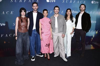 Millie Brady, Oliver Jackson-Cohen, Gugu Mbatha-Raw, Phil Dunster, Freida Pinto, Gavin Drea-stock-foto