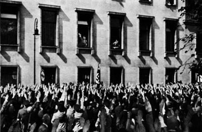 Bildnummer: 55774059  Datum: 16.08.1935  Copyright: imago/sepp spieglDeutschland, 1935 Foto: eine Abordnung von Arbeiter aus dem Saargebiet vor der Reichskanzlei Germany, 1935   Photo: a delegation of workers from the Saar area in front of the Chancellery Adolf HITLER Adolf HITLER People Politik sw xkg 1935 quer POLITIK POLITICS DRITTE REICH THIRD REICH NATIONALSOZIALISMUS NATIONAL SOCIALISM PROPAGANDA MILIT?R MILITARY ZWEITER WELTKRIEG SECOND WORLD WAR SCHWARZWEISSAUFNAHME BLACK HOST FOTOGRAFIE PHOTOGRAPHY HALBE FIGUR HALF LENGTH GESTIK GESTURES LACHEND LAUGHING STEHEND STANDING WINKEND WAVE QUERFORMAT HORIZONTAL FORMATBildnummer 55774059 Date 16 08 1935 Copyright Imago Sepp Spiegl Germany 1935 Photo a Secondment from Workers out the Saar before the Reich Chancellery Germany 1935 Photo a Delegation of Workers from The Saar Area in Front of The Chancellery Adolf Hitler Adolf Hitler Celebrities politics black and white xkg 1935 horizontal politics POLITICS Third parties Reich Third Reich National Socialism National  Propaganda Military Military Second World War II Second World was Black and white image Black Host Photography Photography Halbe Figure Half length Gesture gestures laughing Laughing standing thing winkend Wave Landscape horizontally Format-stock-photo